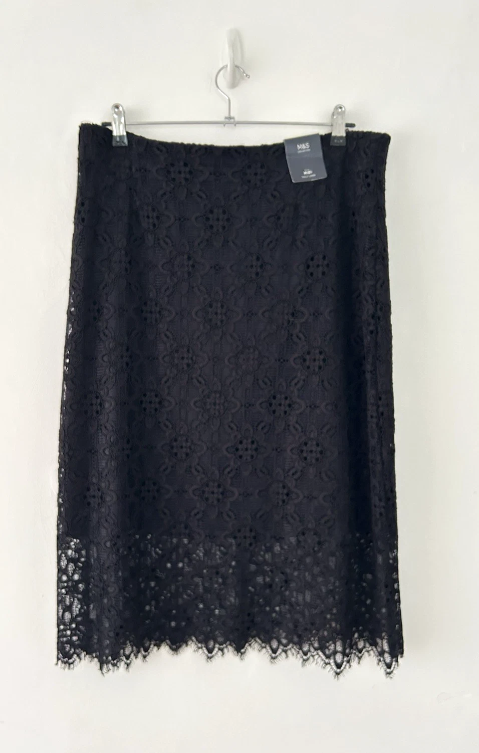 M & S Collection Lace Skirt Women's Black Lined Pencil Midi Party Size 16 BNWT
Opens in a new window
