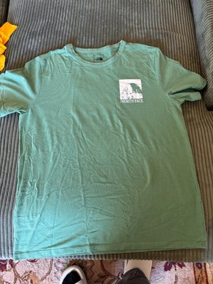 Camiseta gráfica The North Face verde montaña parte delantera trasera para hombre XL - Imagen 1 de 4