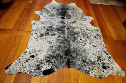 A Feature Packed Branded Mid Sized Speckle Park Salt & Pepper Cow Hide Rug - Foto 6 di 7