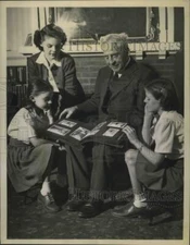 1944 Press Photo Amos Stagg, College of the Pacific, with grandchildren