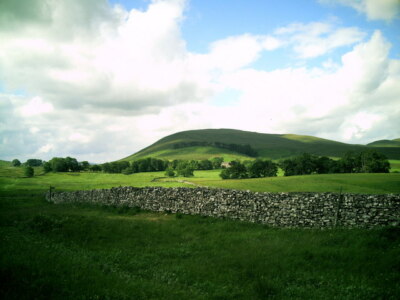 Foto 6x4 Ellergill Farm mit Harter fiel hinter Ravenstonedale c2007