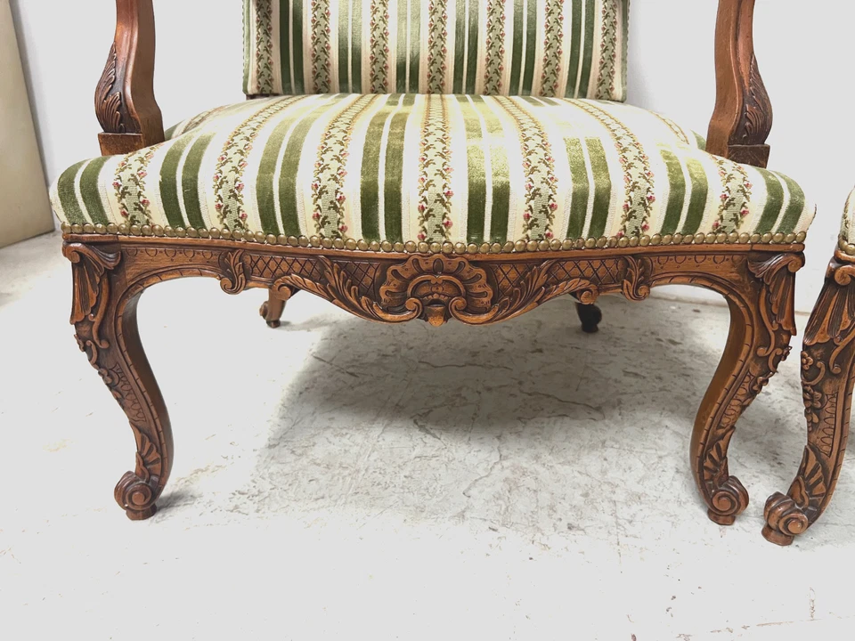 Paire de fauteuils de style Régence a haut dossier en noyer massif XIX siècle - Photo 4/4