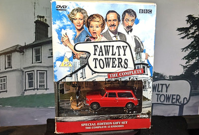 Corgi / BBC Fawlty Towers Basil & Austin & Complete Series DvD Set. Neuwertig im Karton