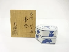 7606035: JAPANESE TEA CEREMONY / KOGO INCENSE CONTAINER / BIRD / BLUE & WHITE (P