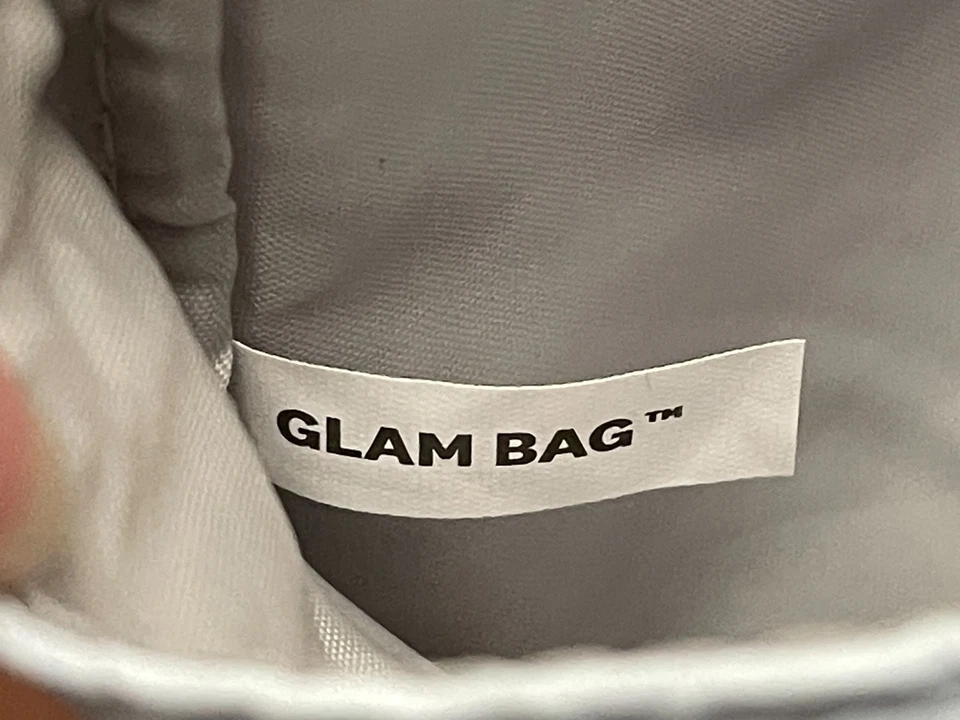 Bolso ipsy con artículos de belleza y cuidado de la piel + ¡REGALOS GRATIS! Foto 4 de 4