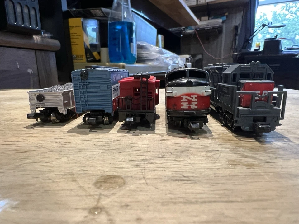 5 N Scale 1 dummy engine, 3 freight cars, 1 powered needs repairs - Image 3 of 4