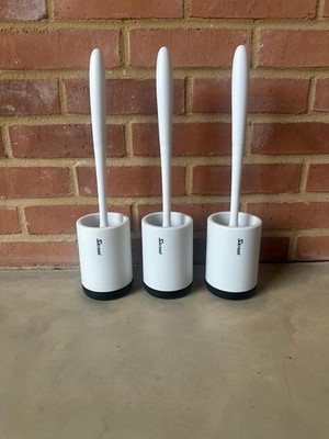 3er Pack Toilettenbürsten mit sauberen Silikonborsten und Bodenhalter.