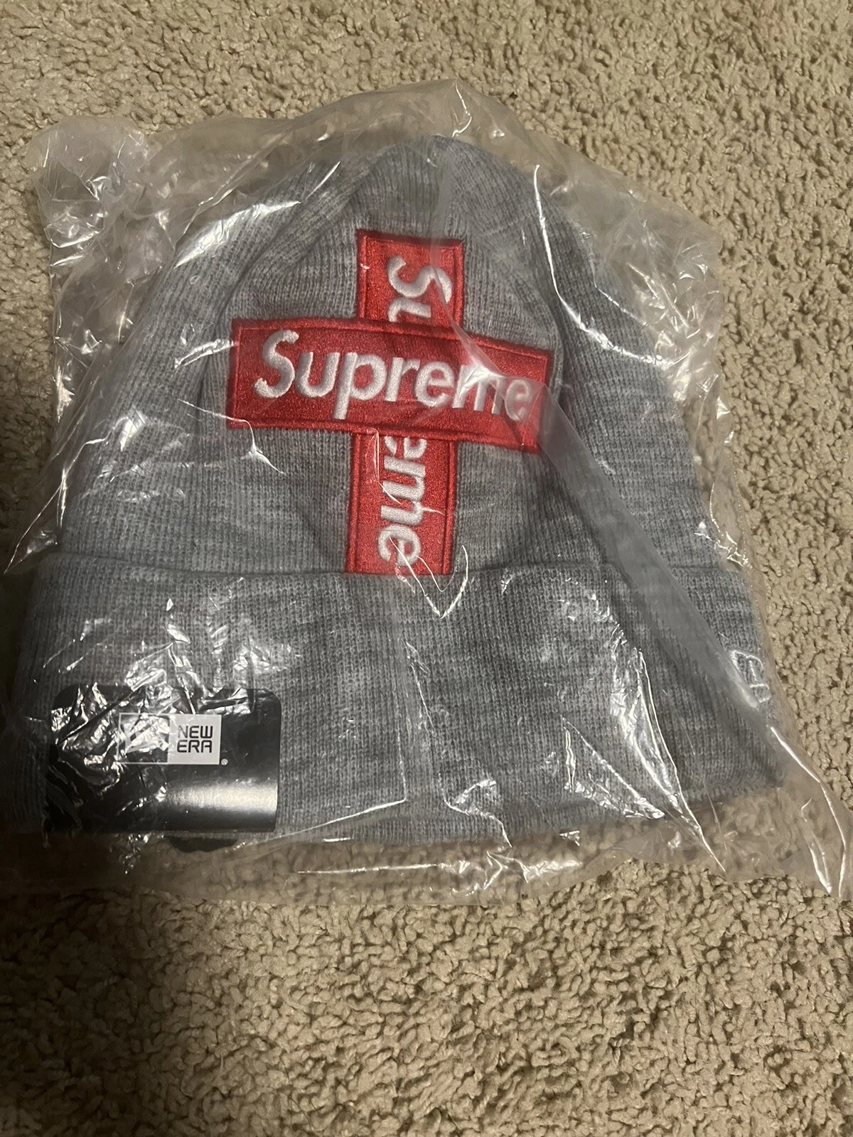 Boîte croisée Supreme X New Era logo beanie gris
