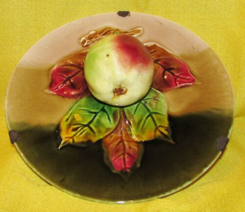 ASSIETTE EN BARBOTINE ANCIENNE POMME EN RELIEF / majolica plate with apple  - Foto 1 di 4