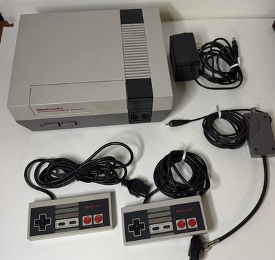 Nintendo NES-001 Entertainment System Console w/ 2 Controllers AC Adapter RF