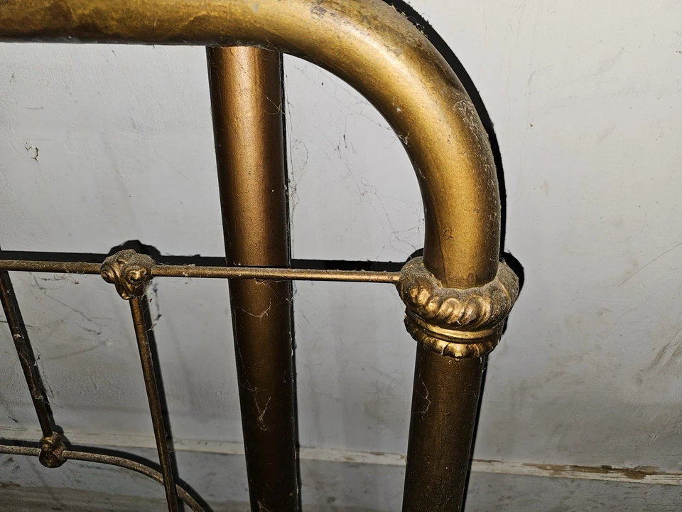 Base de marco de cama antigua de hierro fundido y latón Foto 3 de 4