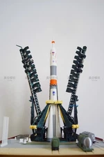 1:200/144 Scale Russian Soyuz Carry Rocket Launcher Launch Pad Painted Model Toy