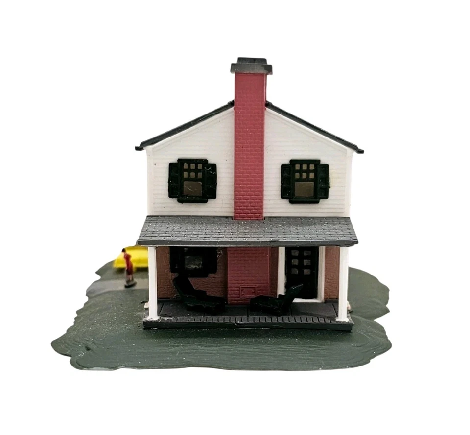 BACHMANN N SCALE TWO STORY MINIATURE HOUSE  - Image 2 of 4