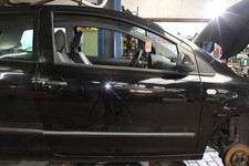 TÜR Rechts ( Lackierungsbedürftig ) VW Fox 1.2 5 Z Farbe Schwarz ( L041 )