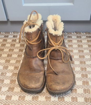 UGG 5189 Women s Ankle Bootie Brown Leather Shearling Lined Lace Up US 9