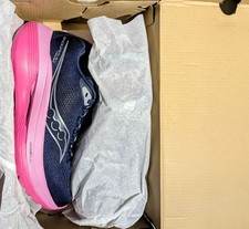 Saucony Women's Endorphin Trainer running shoe in the Navy/Fuchsia colorway.