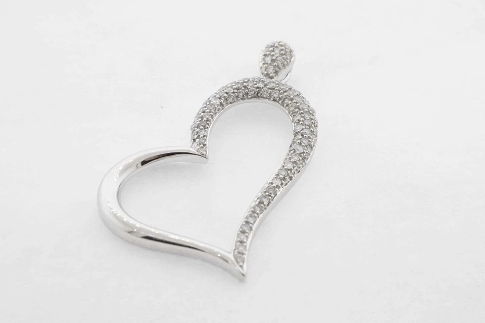 Colgante Corazón Diamante 0.70ct Venta Inmobiliaria Oro Blanco 14k Estilo Vintage Hecho en EE. UU. Foto 3 de 4