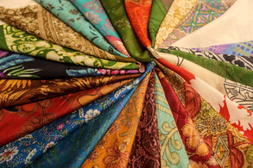 Enorme quantità 100% pura seta vintage tessuto sari rimanenti set rottami steppe - Foto 1 di 9