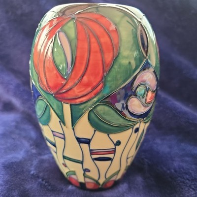 Moorcroft Vase, ''Tribute to Charles Rennie Mackintosh'' von Rachel Bishop, 1995