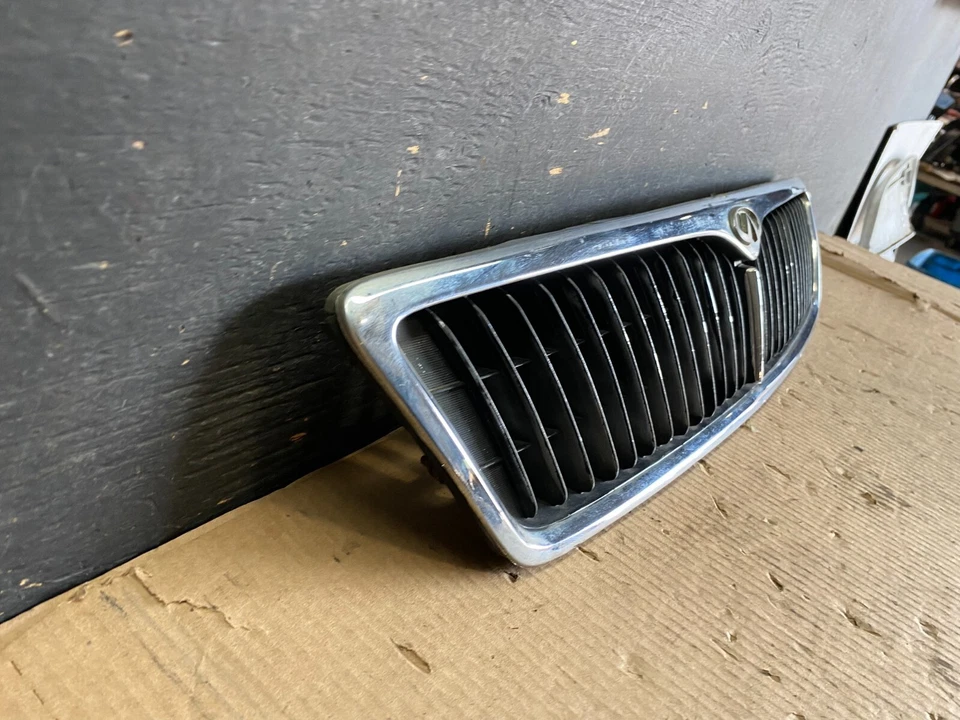 Parrilla superior delantera Infiniti i30 1996 a 1999 OEM N8374 OEM DG Foto 3 de 4