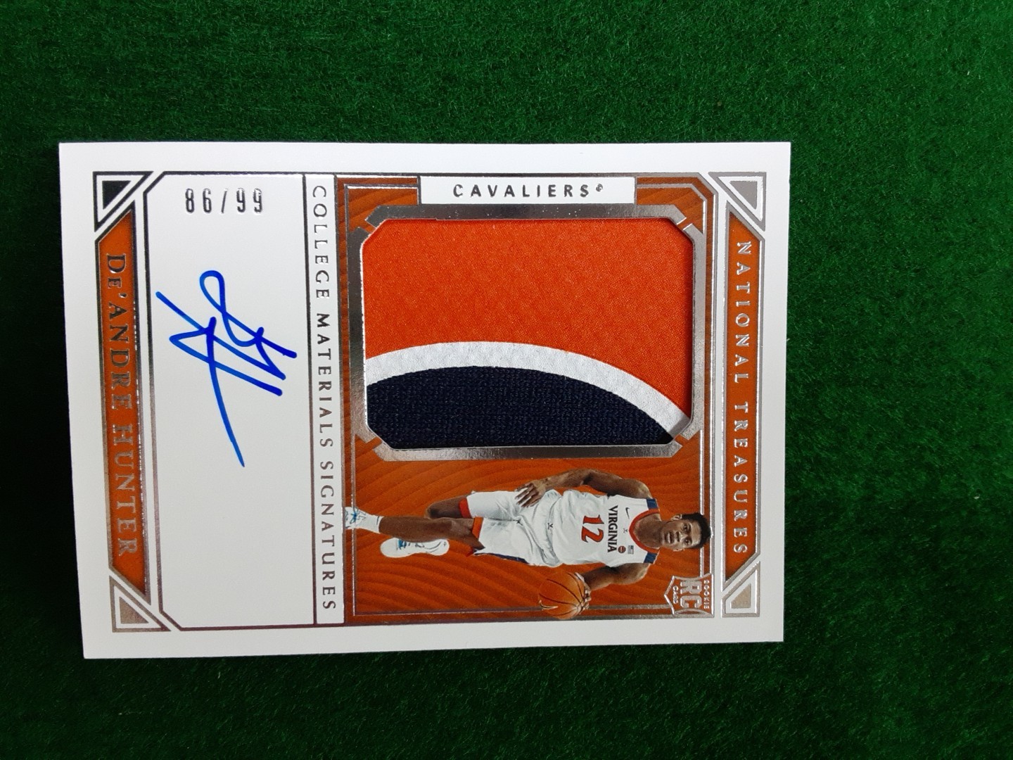 DE'ANDRE HUNTER UVA 66/99 Jersey Patch RC AUTOGRAPHED No. 87 2019 PANINI