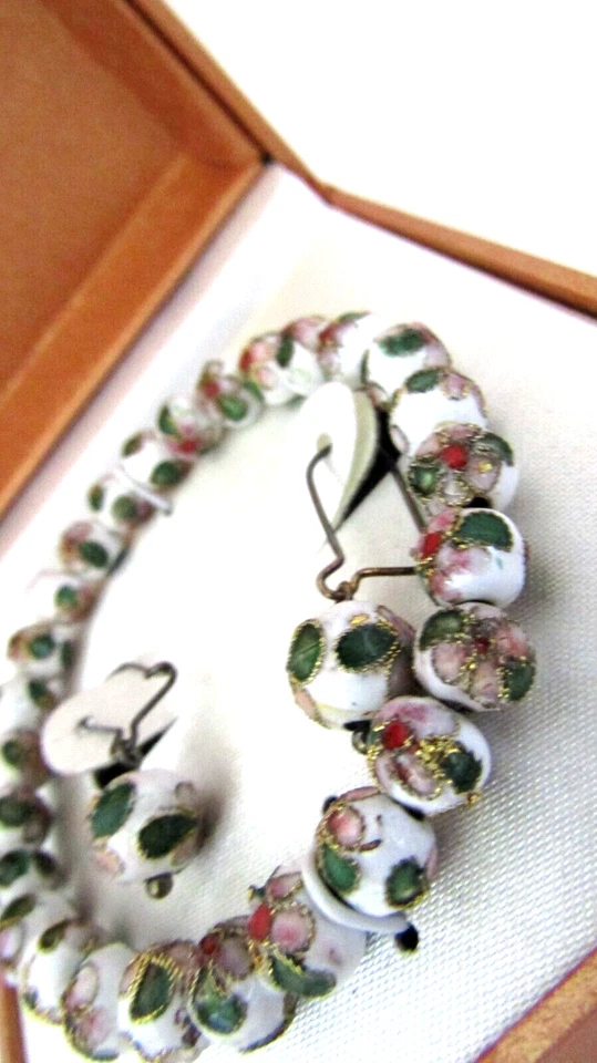 Hermoso conjunto de pendientes y brazaletes elásticos de cloisonné de flores rosas esmaltadas blancas Foto 3 de 4
