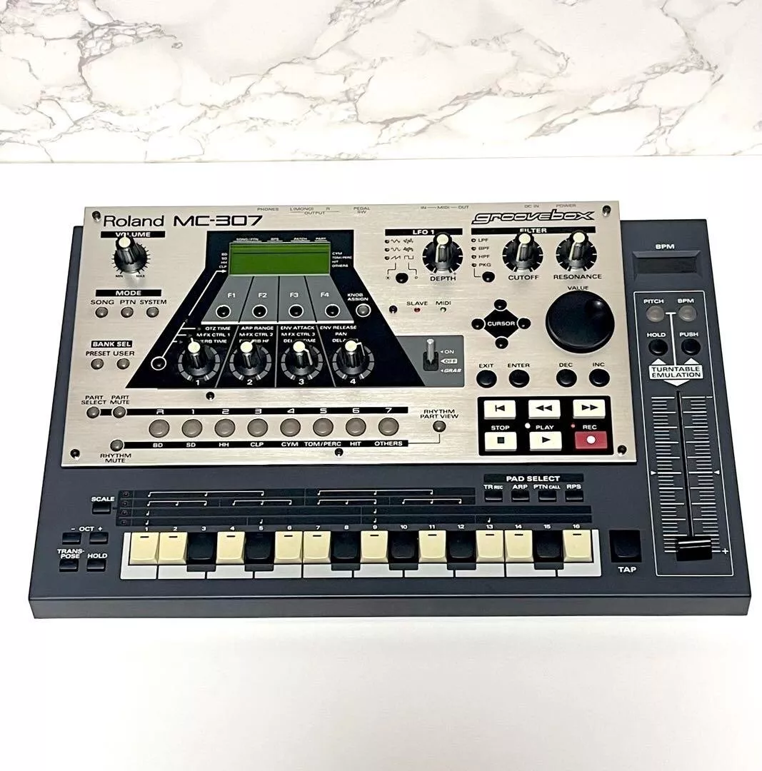 ROLAND Roland Drum Machine MC-307 Groovebox Synth mc307