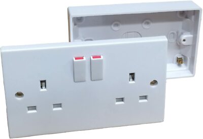Doppelwandsteckdose & 25 mm Pattress BackBox Doppelschalterstecker
