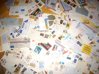 Karton ca 600 Briefe/Belege alle Welt mit Übersee FDC Ganzsachen Luftpost usw