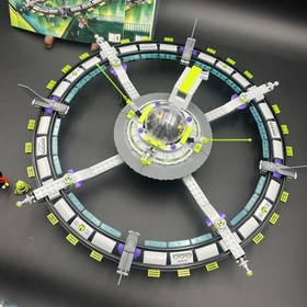 Lego 7065, Alien Conquest Mothership, 100% Complete w/ Figures and Manual