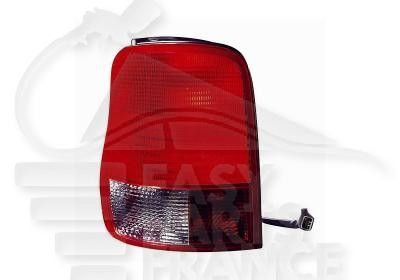 Feu arrière-gauche Kia Carnival pour réparer un phare cassé avant contrôle technique