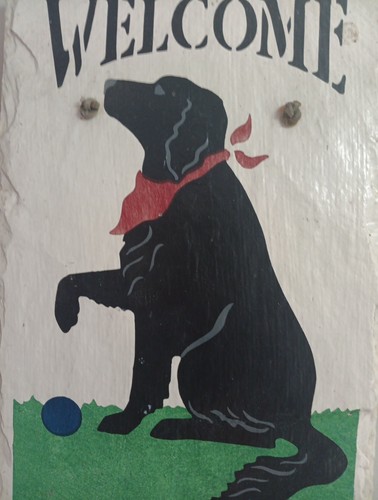 VINTAGE BLACK LAB SLATE WELCOME PLAQUE HANDPAINTED HAS ITS OWN RAWHIDE HANGER - Bild 2 von 5