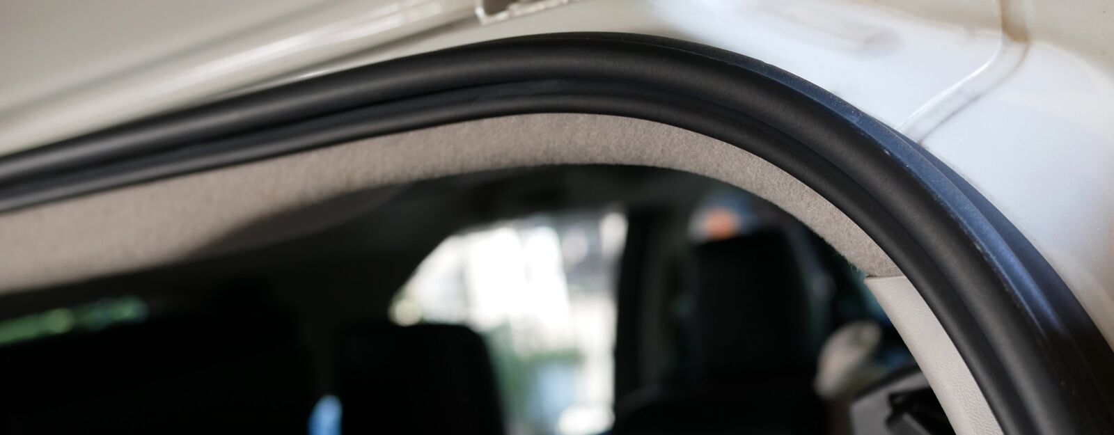 Nahaufnahme einer Auto-Türdichtung aus Gummi an einem geöffneten Fahrzeug