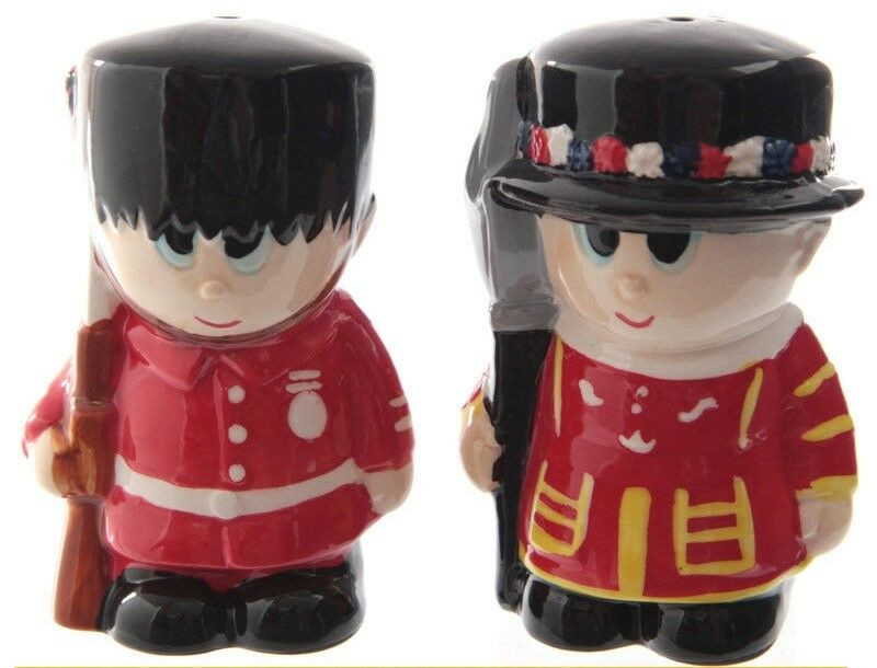 Guardsman Beefeater Salt & Pepper Shaker Cellar Pots Porcelain Cruet Ceramic Set