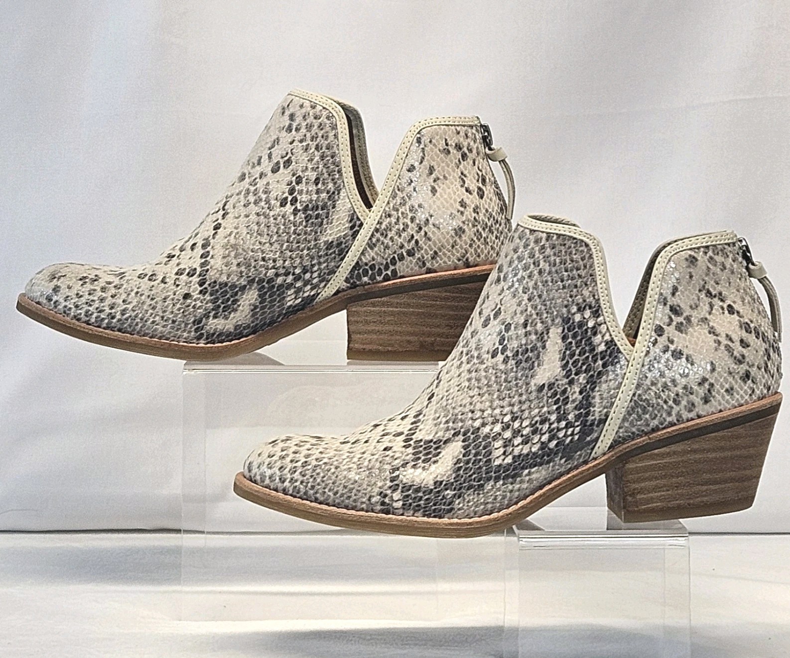 Womens Chic Söfft Gray White Python Print Slip-On… - image 10