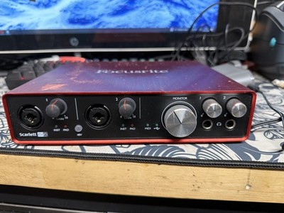 Focusrite Scarlett 6i6 2. Generation USB Audio Interface Rot 