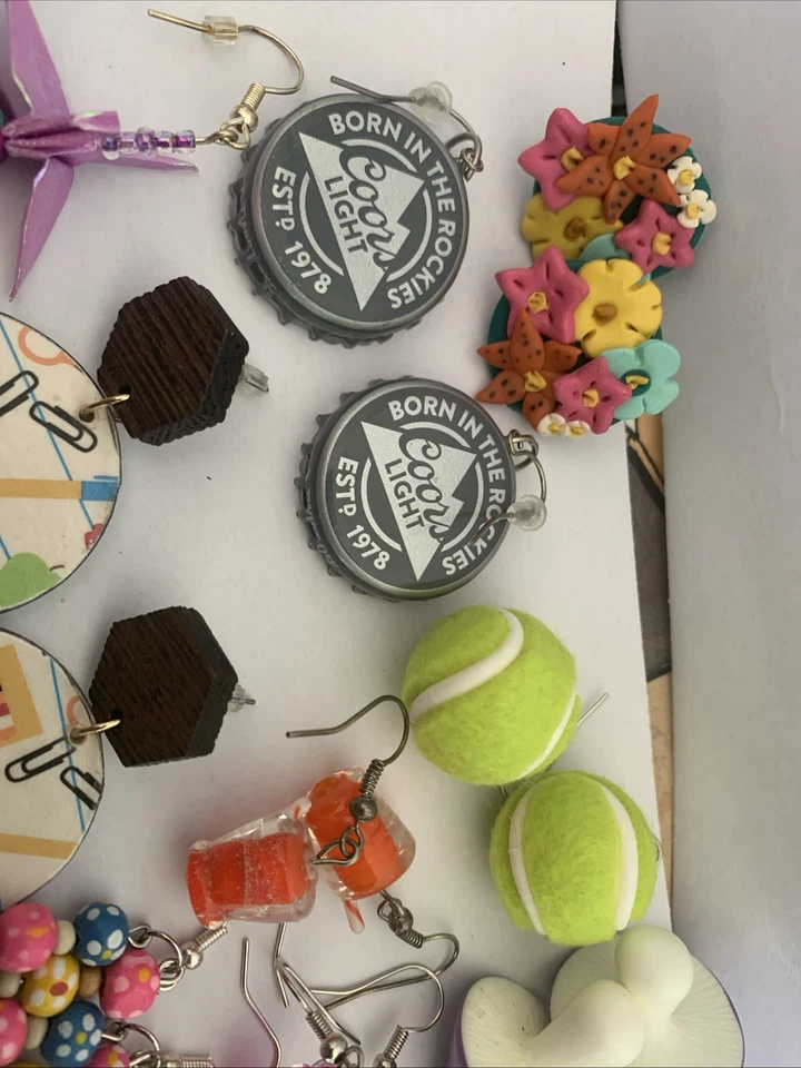 lote de 9 Pendientes Miniatura Novedad Pelotas de Tenis, Setas, Bebidas, Tapas Botellas Foto 3 de 4