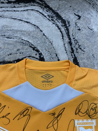 Ipswich Town FC Squad Signed Training Football Shirt BNWT X22 Size Medium Men’s - Picture 14 of 18