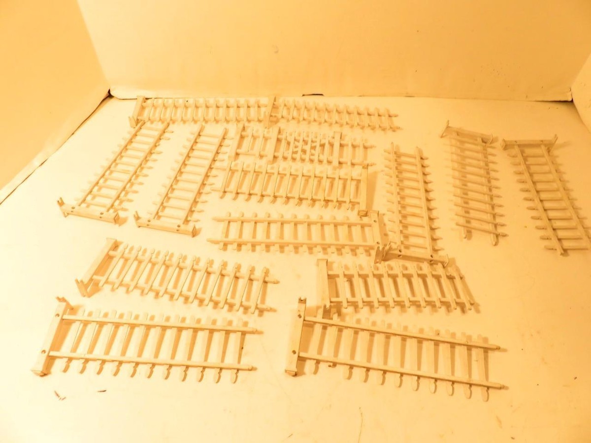 PLASTIC FENCE SECTIONS- 14 PIECES W/GATE- 0/027 SCALE- EXC.- S31DD