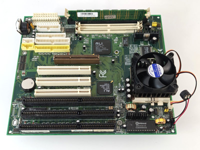 Super Socket 7 AT ACORP 5ALI61 ALi ALADDiN V AGP 128 MB + AMD K6-2 450 + Kühler