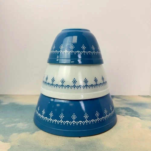 Vintage PYREX Blue White Garland Snowflake Nesting Mixing Bowls Set 401 402 403