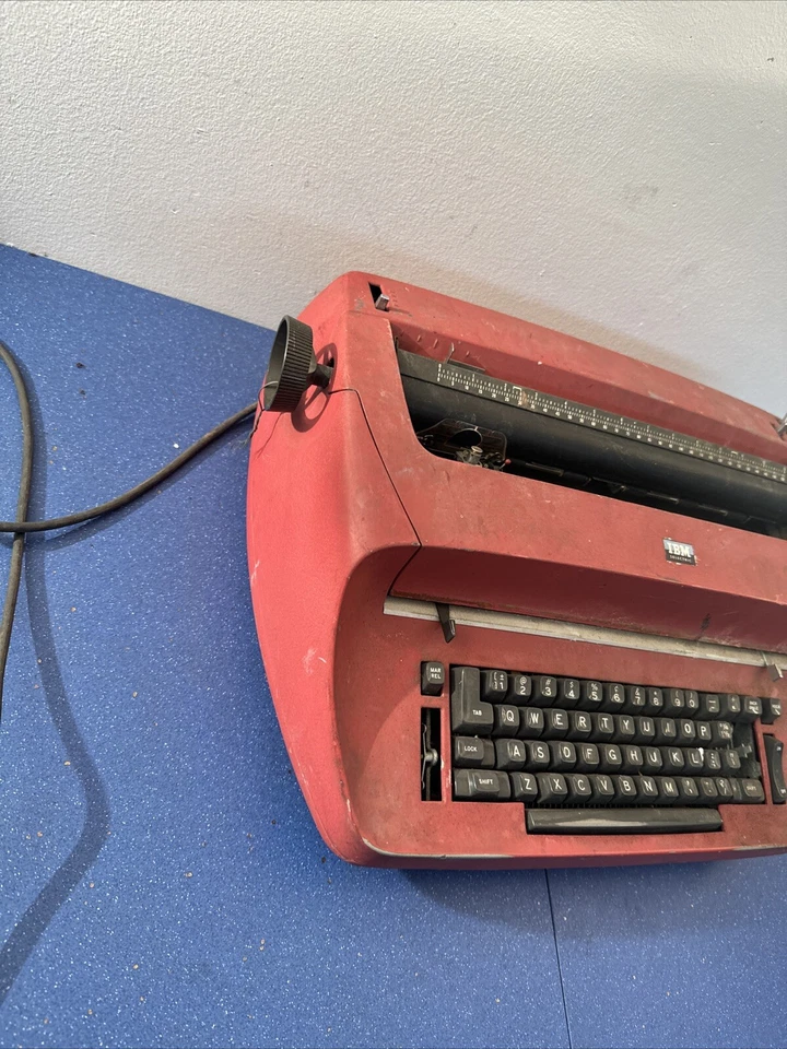 Vintage IBM SELECTRIC RED TYPEWRITER.. PARTS REPAIR ONLY - Image 2 of 4