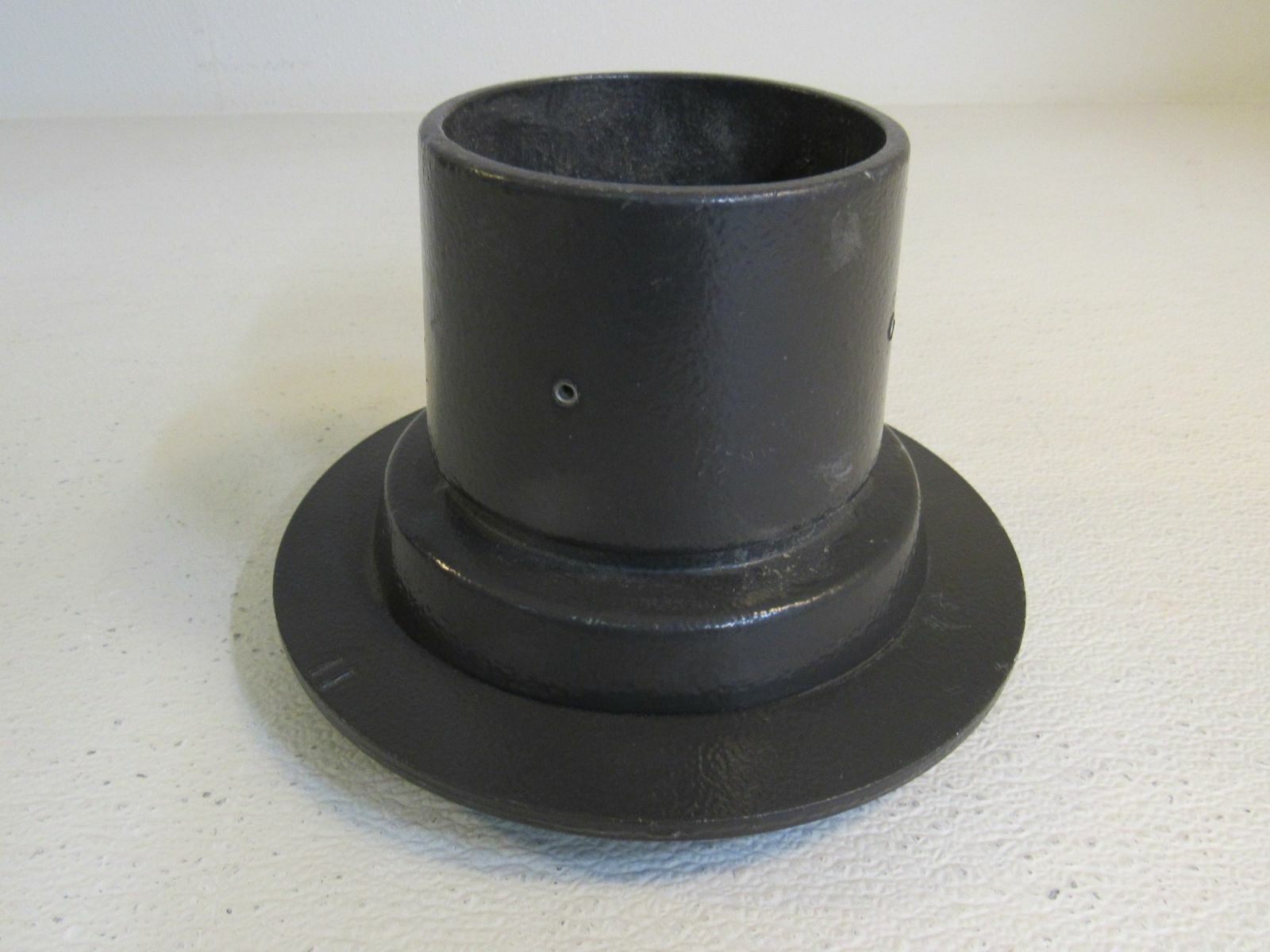 Professional Light Pole Bracket For Light Fixture Cable 9in x 7in Brown Metal