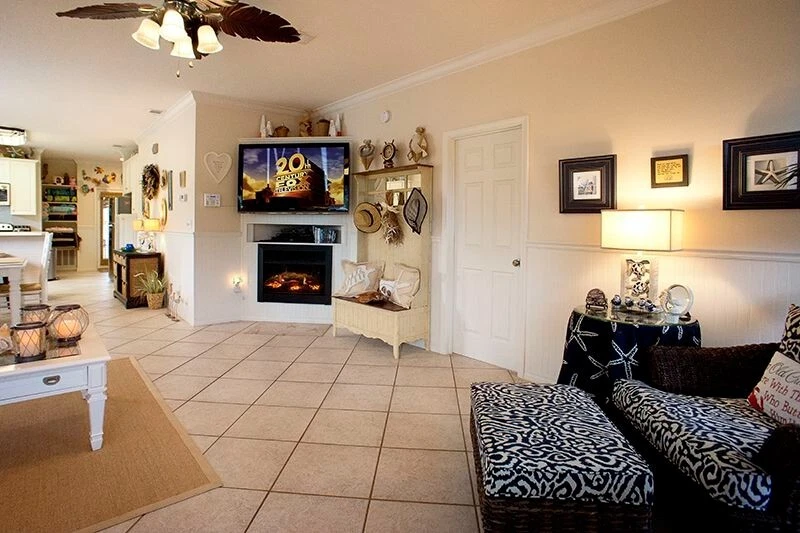 Vacation Rentals Destin FL3 bed, 2 bath private pool golf cart 2 blocks to beach - Image 2 of 4