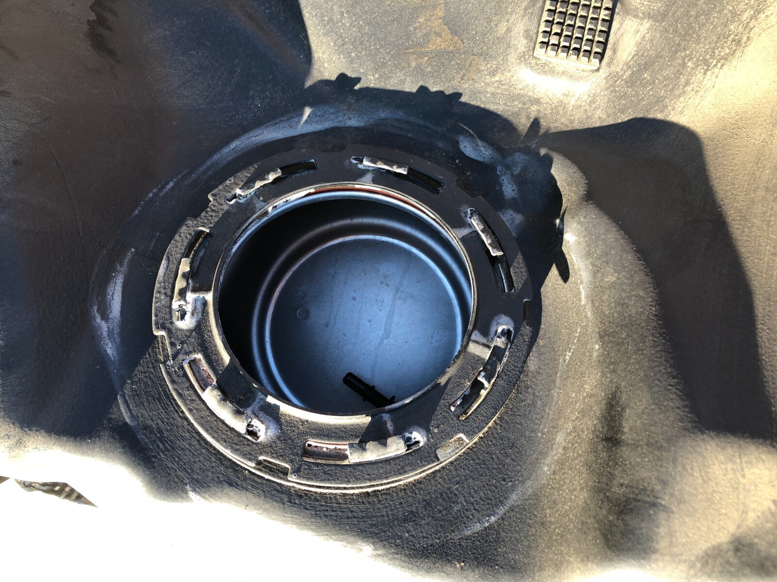 2017-2022 MASERATI LEVANTE FUEL GAS TANK RESERVOIR W/ FILLER NECK OEM.
