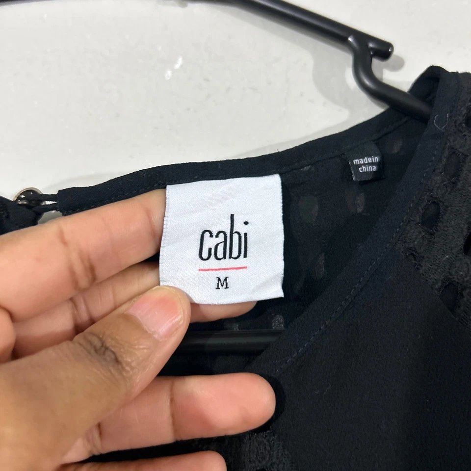 Camiseta sin mangas Cabi para mujer negra con estampado de cebra talla M Foto 2 de 4