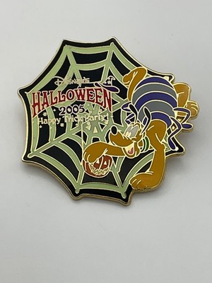 Japan Disney Store JDS Halloween 2005 Happy Trick Party Spider Pluto Pin D9
