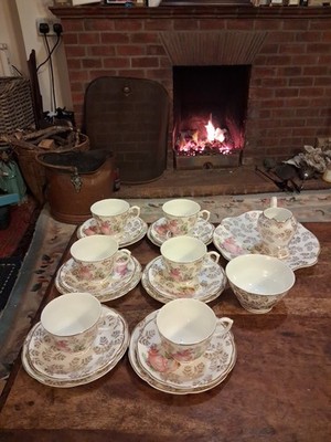 Pinkie'' Lady Muster Teeservice, 6 Trios, Zuckerdose, Milchkännchen und Sandwichteller 