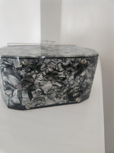 VINTAGE LUCITE PURSE 1950'S CONFETTI GREY SILVER PEARLESCENT ETCHED - Picture 6 of 11