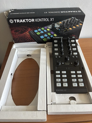 Traktor Kontrol X1 Single Deck DJ Controller FX Browse Control Tabletop Black